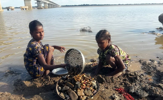 बाल दिवस : चाचा नेहरू आप देख रहे हैं ना, कंकड़-पत्थर है इनकी जिंदगी