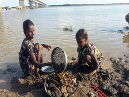 बाल दिवस : चाचा नेहरू आप देख रहे हैं ना, कंकड़-पत्थर है इनकी जिंदगी बाल दिवस : चाचा नेहरू आप देख रहे हैं ना, कंकड़-पत्थर है इनकी जिंदगी
