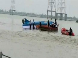 क्षमता से अधिक लोगों को लेकर जा रही नाव कृष्णा नदी में डूबी, 16 लोगों की मौत क्षमता से अधिक लोगों को लेकर जा रही नाव कृष्णा नदी में डूबी, 16 लोगों की मौत