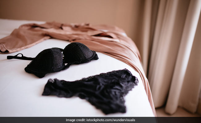 Women Health : क्या आप भी रात में  Underwear पहनकर सोती हैं? यहां जानिए यह सही या गलत