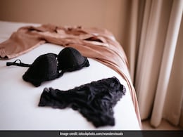 Women Health : क्या आप भी रात में  Underwear पहनकर सोती हैं? यहां जानिए यह सही या गलत Women Health : क्या आप भी रात में  Underwear पहनकर सोती हैं? यहां जानिए यह सही या गलत