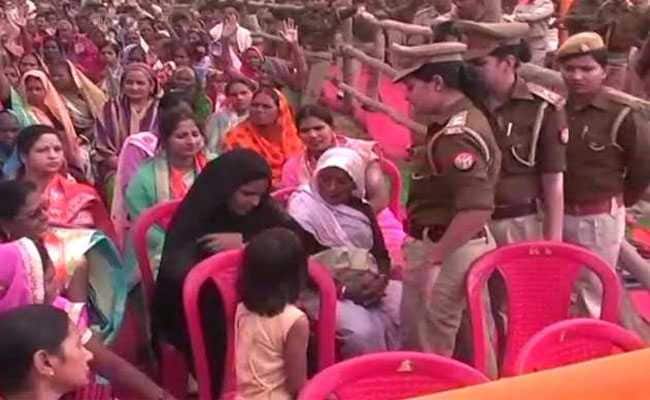 बलिया में सीएम योगी की रैली में पुलिस ने महिला से सरेआम उतरवाया बुर्का