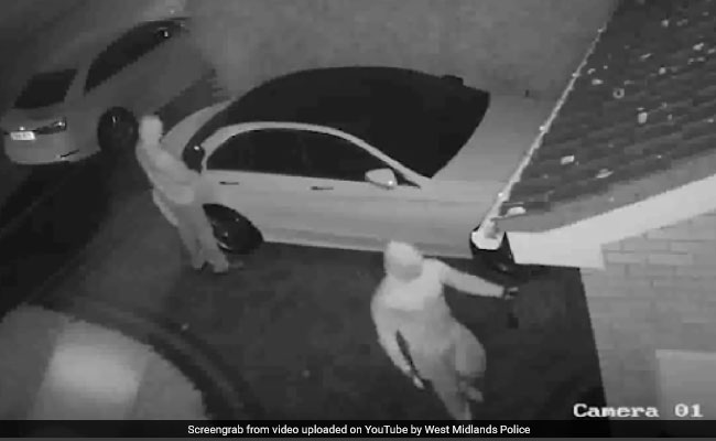 Mercedes Stolen In Less Than 60 Seconds. High-Tech Theft Caught On CCTV