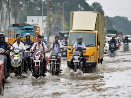 Heavy Rain In Chennai Causes Traffic Jams, More Showers Expected Ahead Heavy Rain In Chennai Causes Traffic Jams, More Showers Expected Ahead