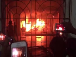 परीक्षा में नकल करती पकड़ी गई छात्रा ने हॉस्टल में लगाई फांसी, छात्रों ने किया हंगामा परीक्षा में नकल करती पकड़ी गई छात्रा ने हॉस्टल में लगाई फांसी, छात्रों ने किया हंगामा