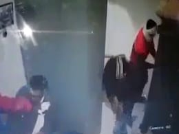 छत्तीसगढ़ : डकैतों ने बंदूक की नोक पर लूट लिए 63 लाख रुपये, घटना सीसीटीवी में कैद छत्तीसगढ़ : डकैतों ने बंदूक की नोक पर लूट लिए 63 लाख रुपये, घटना सीसीटीवी में कैद