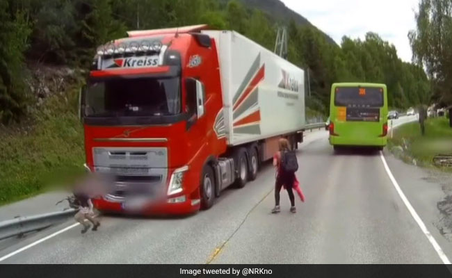 VIRAL VIDEO : बिना देखे सड़क पार करने वालों का ऐसा होता है अंजाम, देख लें यह वीडियो