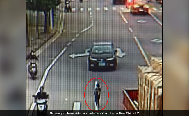 Child Tumbles Out Of Rickshaw, Run Over By Truck. Miracle Escape On CCTV