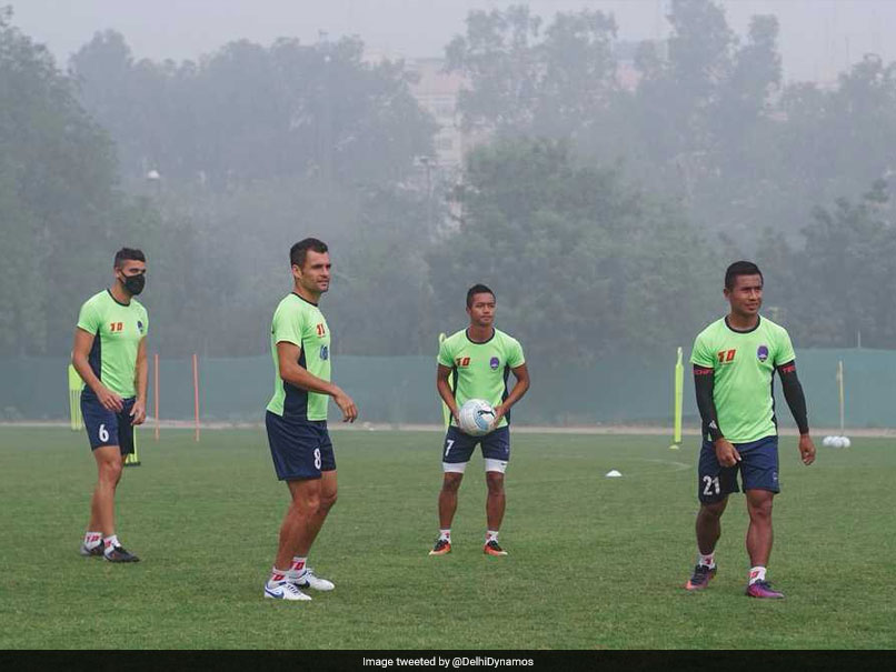 Indian Super League: Delhi Dynamos Train With Pollution Masks Due To Smog