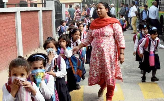 delhi pollution school children, Uttar Pradesh Smog, Uttar Pradesh air pollution, Ghaziabad air pollution, Ghaziabad schools, Ghaziabad smog, delhi smog afp, Delhi Smog, Delhi School holiday, Delhi government, delhi pollution, delhi air, delhi metro, pollution in delhi, delhi races live, delhi schools closed, news on delhi air pollution, Manish Sisodia, Arvind 