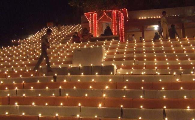 देवताओं की दीपावली के लिये इंसान सजा रहे हैं बनारस के घाट