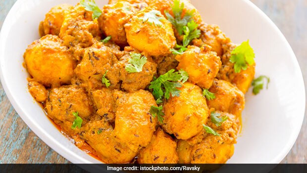 Lasaniya Batate: Make This Gujarati Potato To Spice Up Your Boring Meals