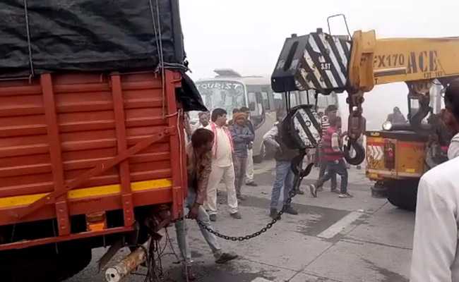 कोहरे का कहर : यमुना एक्सप्रेसवे पर आपस में टकराई 20 से अधिक गाड़ियां  