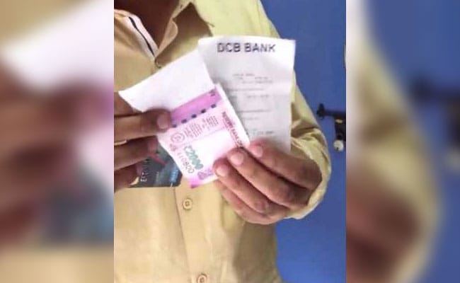 दिल्ली : जामिया नगर में एटीएम से निकाल 2000 रुपये का आधा छपा नोट