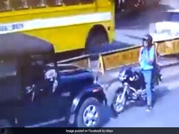 रॉन्ग साइड से आ रही जीप के सामने डटा रहा निडर बाइक सवार, वीडियो हुआ वायरल रॉन्ग साइड से आ रही जीप के सामने डटा रहा निडर बाइक सवार, वीडियो हुआ वायरल