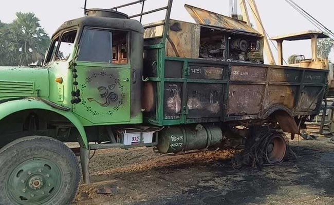 माओवादियों ने हल्दिया गैस पाईप का कार्य कर रही एजेंसी के कैंप पर किया हमला, तीन ट्रक सहित कई वाहन जलाए