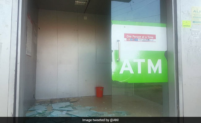 जम्‍मू-कश्‍मीर: शोपियां में एटीएम ही लेकर चोर हुए फरार