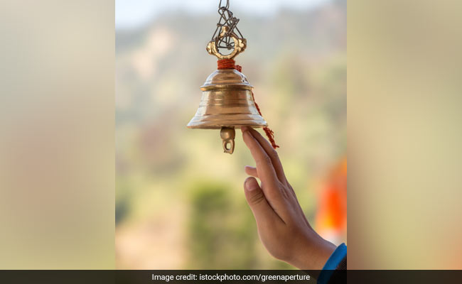 भगवान को जगाने के साथ-साथ इसीलिए बजाई जाती है मंदिरों में घंटी, जानिए