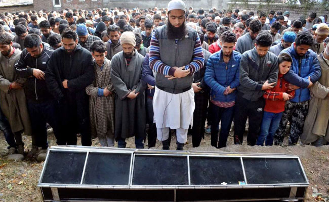 Hundreds Join Funeral Prayers of BJP Youth Wing Leader Killed By Terrorists In Shopian