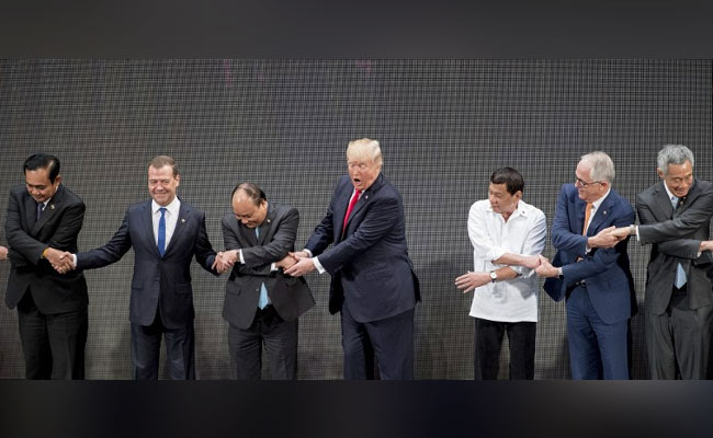 Donald Trump Breaks The Link As Handshake Photo Op Goes Awry In Manila