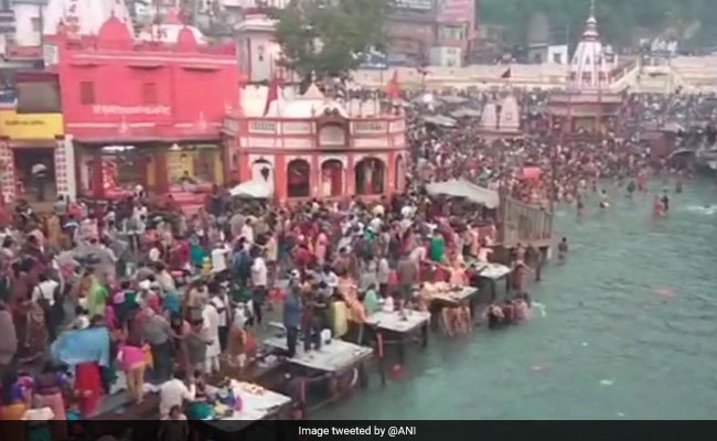 कार्तिक पूर्णिमा : हरिद्वार में गंगा स्नान के लिए उमड़े लाखों श्रद्धालु