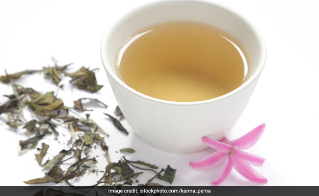 9 Best Teas to Reduce Bloating and Flatten Your Tummy