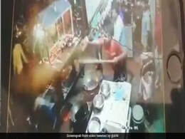 खाने की क्वालिटी की शिकायत करने गया तो फूड वेंडर ने उड़ेल दिया खौलता हुआ तेल खाने की क्वालिटी की शिकायत करने गया तो फूड वेंडर ने उड़ेल दिया खौलता हुआ तेल