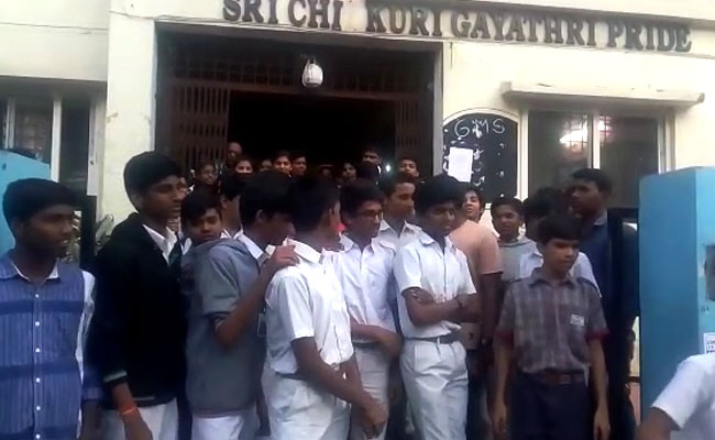 ‘हमें न्याय चाहिए’ के नारे लगाते हुए स्कूल के छात्रों ने किया प्रदर्शन