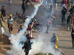 Pakistan Cops Fight Street Battles As Hardliners Surround Islamabad