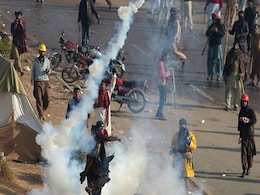 Pakistan Cops Fight Street Battles As Hardliners Surround Islamabad Pakistan Cops Fight Street Battles As Hardliners Surround Islamabad