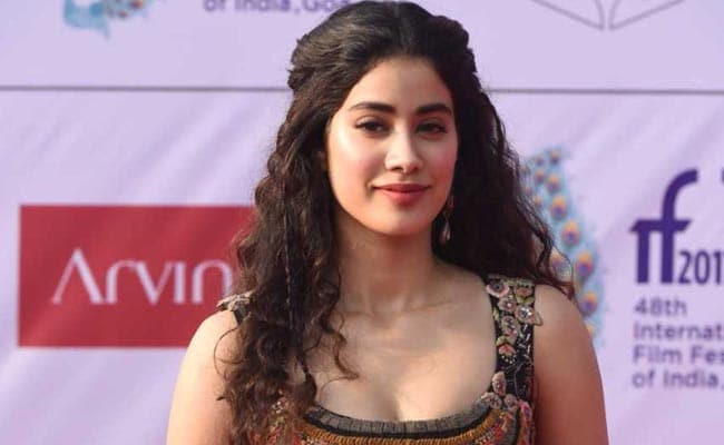 Roohi Actress Janhvi Kapoor Flaunts Pigtails In This Throwback Picture From  Maldives - Boldsky.com