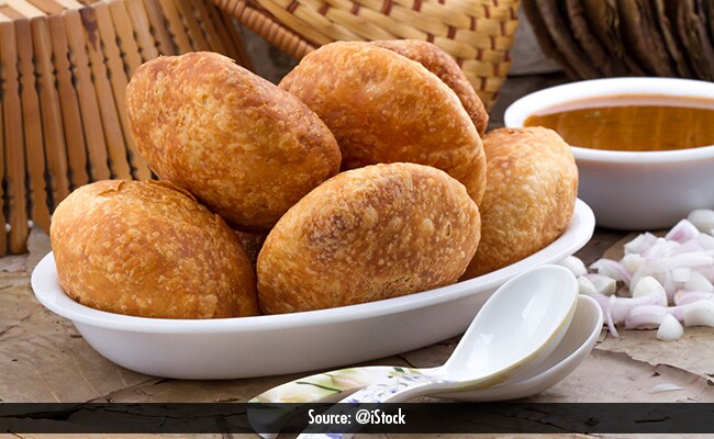 Halwai-Style Khasta Kachori: घर पर आसानी से बनाएं हलवाई स्टाइल खस्ता कचौड़ी और आलू की सब्जी