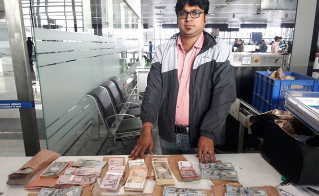 बैंकॉक जा रहे व्यक्ति के पास मिली एक करोड़ रुपये मूल्य की विदेशी मुद्रा