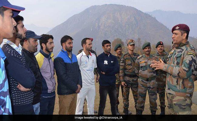'लेफ्टिनेंट कर्नल' धोनी ने कश्मीर के युवा क्रिकेटरों को दिया फिटनेस का गुरुमंत्र