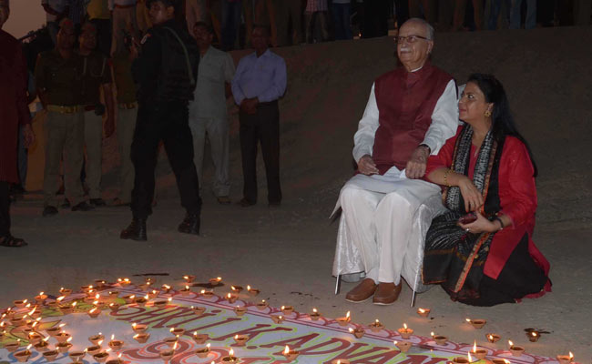 पीएम मोदी के संसदीय क्षेत्र बनारस में लालकृष्‍ण आडवाणी ने मनाया 90वां जन्मदिन