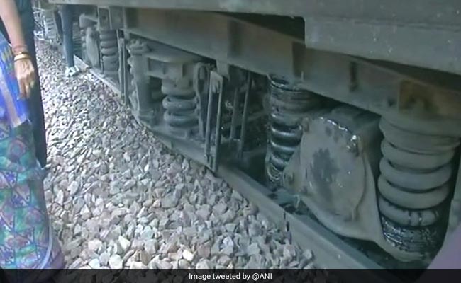 Palwal-Delhi-Ghaziabad Local Train Derails Near Okhla. Passangers Safe.