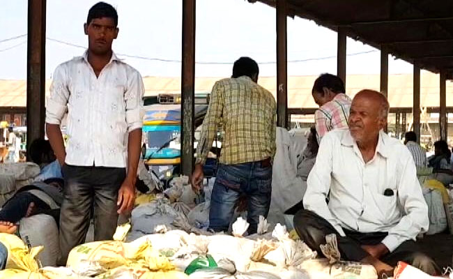 जब अधिकारी ने दी किसान को नसीहत, खेती छोड़कर मजदूरी करो या लड़ो सरपंच का चुनाव