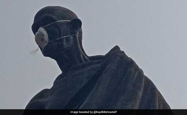 कपिल मिश्रा ने महात्मा गांधी की मूर्ति को पहनाया पॉल्यूशन मास्क, हिरासत में लिए गए