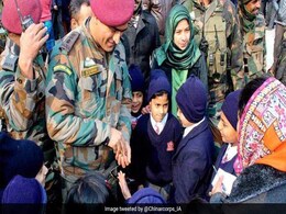 श्रीनगर के एक स्कूल पहुंचे  'लेफ्टिनेंट कर्नल' एमएस धोनी, बच्चों को दी यह नसीहत श्रीनगर के एक स्कूल पहुंचे  'लेफ्टिनेंट कर्नल' एमएस धोनी, बच्चों को दी यह नसीहत