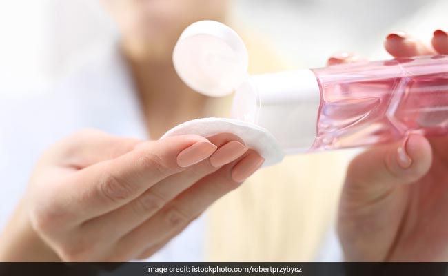 Removing Makeup Is Very Important For Clear Skin - Here's How To Do It