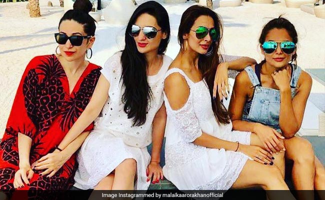 गर्लगैंग के साथ अलीबाग पहुंचीं मलाइका अरोड़ा, बाथ टॉवल में दिए बोल्ड पोज