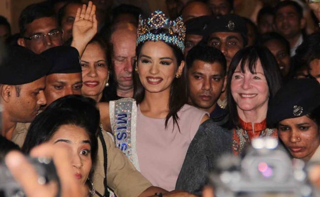 Photos: इंडिया लौटीं Miss World मानुषी छिल्लर, एयरपोर्ट पर हुआ ग्रांड Welcome