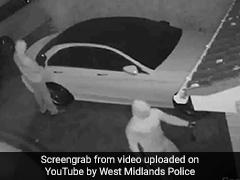 कुछ ही सेकंड में फिल्मी स्टाइल में की मर्सिडीज कार चोरी, देखें CCTV VIDEO