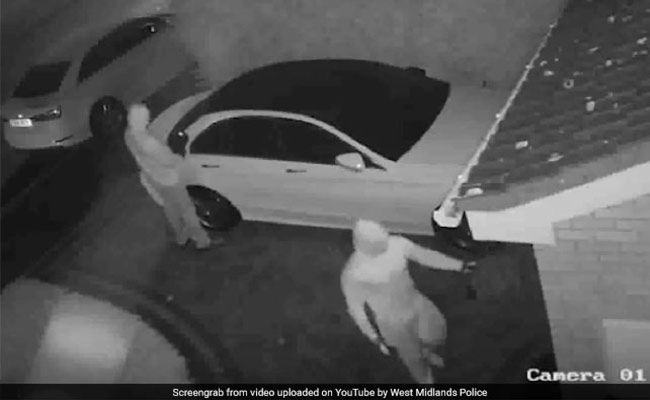 कुछ ही सेकंड में फिल्मी स्टाइल में की मर्सिडीज कार चोरी, देखें CCTV VIDEO