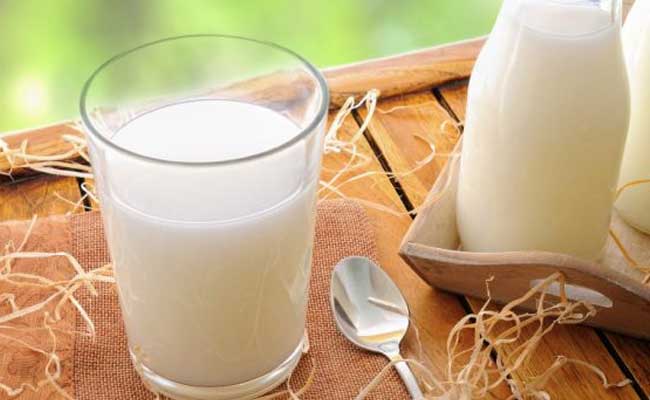 milk helps in shrinking the under eye tissue