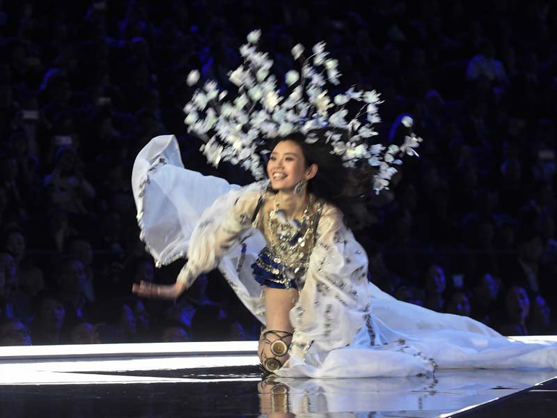Victoria's Secret Model Ming Xi Trips, Gets Love On Chinese Internet