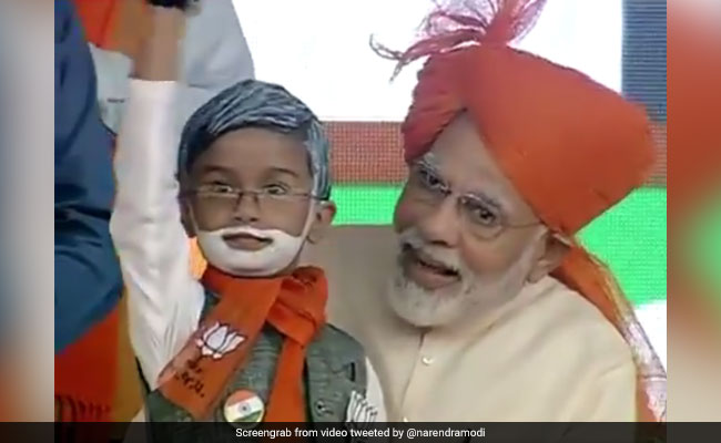 VIDEO: जब पीएम मोदी ने इस बच्चे से कहा- मेरे हाथ में भी बंधा है काला धागा