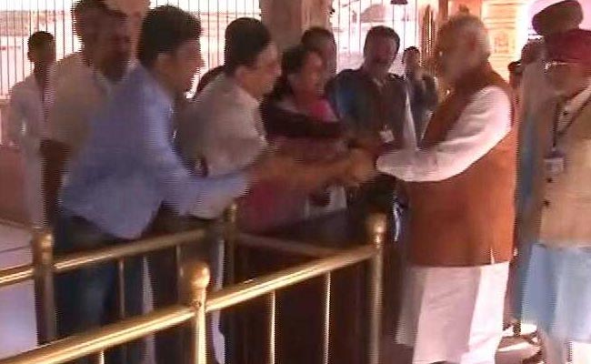 LIVE UPDATE: गुजरात के रण में पीएम मोदी, कच्‍छ में आशापुरा माता का लिया आशीर्वाद