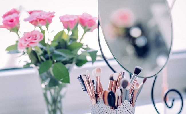 5 Multi-Purpose Makeup Products Every Woman Needs in Her Handbag