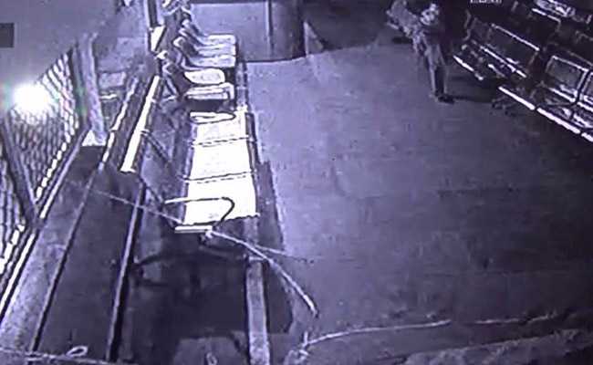 बिहार : नर्सिंग होम से तीन दिन के बच्चे को चुरा ले गया नकाबपोश, घटना सीसीटीवी कैमरे में कैद